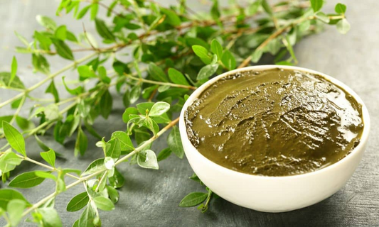 How to Use Henna To Nourish And Dye Hair